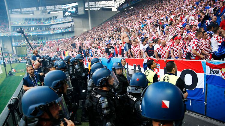 Keine EM-Tickets für bekannte "Hooligans" - das nennt die Uefa eine Strafe.
