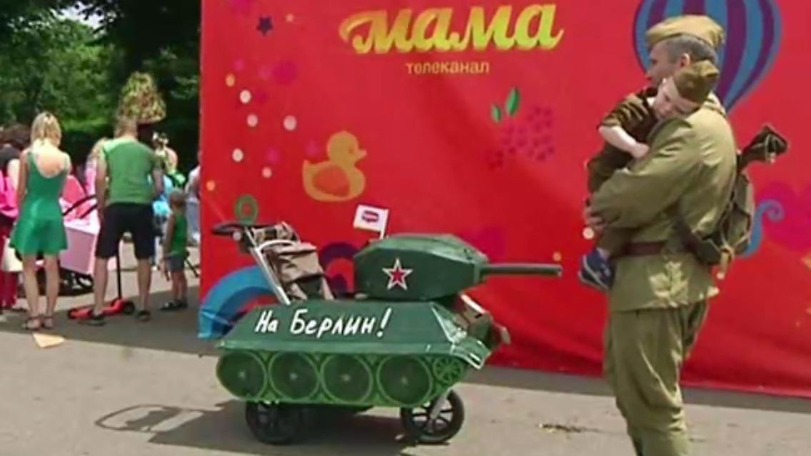 Kinderwagenparade-Moskau.jpg