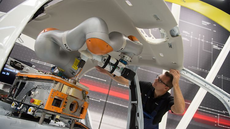 Auch im Daimler-Werk in Sindelfingen kommen Kuka-Leichtbauroboter zum Einsatz.