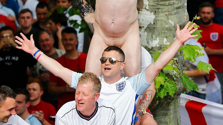 Wenn sie sich nicht gerade prügeln oder Fußball spielen, heben die Engländer die Stimmung bei der EM.