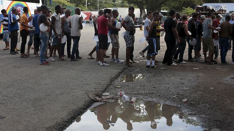 Kubanische Flüchtlinge stehen nahe der Grenze zu Nicaragua für Essen an.