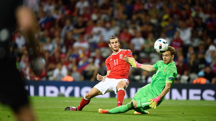 Gareth Bale schlenzt den Ball mit seinem linken Außenrist an Igor Akinfejew zum dritten Treffer vorbei.