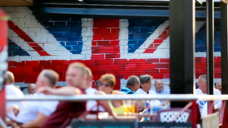 Straßenszene im spanischen Benidorm, das in jedem Fall Teil der EU bleibt - auch wenn es in manchen Gegenden fest in britischer Hand ist.