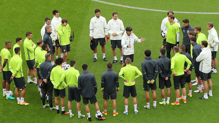 Bundestrainer Löw und seine Truppe beim Training: Gelingt gegen Nordirland endlich die Leistung, auf die Fußball-Deutschland wartet?