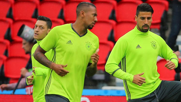 Allesamt vorbelastet: Özil, Boateng und Khedira müssen im Spiel gegen Nordirland aufpassen, sonst droht ihnen eine Sperre.