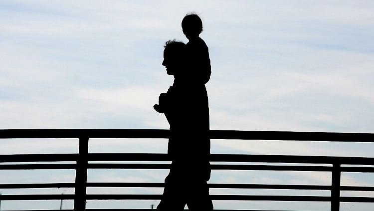 Laut Gesetz hat der leibliche Vater grundsätzlich ein Recht auf Umgang mit seinem Kind.