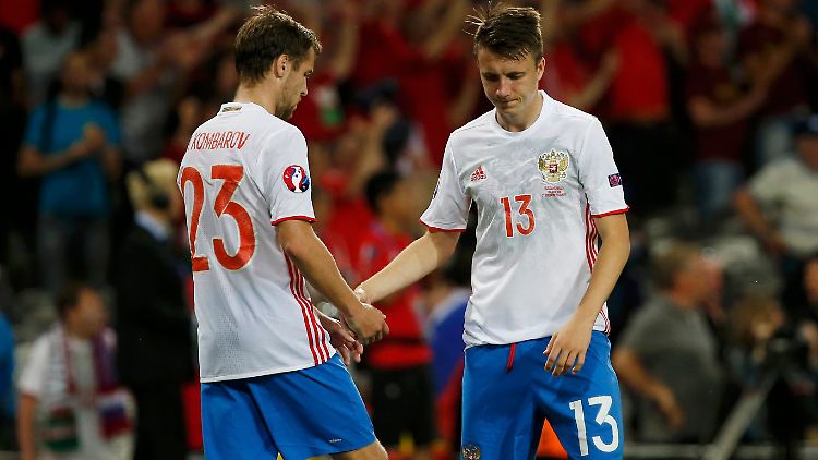 Keine Leidenschaft und keine Ambitionen - auch nicht auf die Kapitänsbinde: Die russische Nationalelf (hier Dmitri Kombarow und Alexander Golowin) bot gegen Wales eine schwache Leistung.