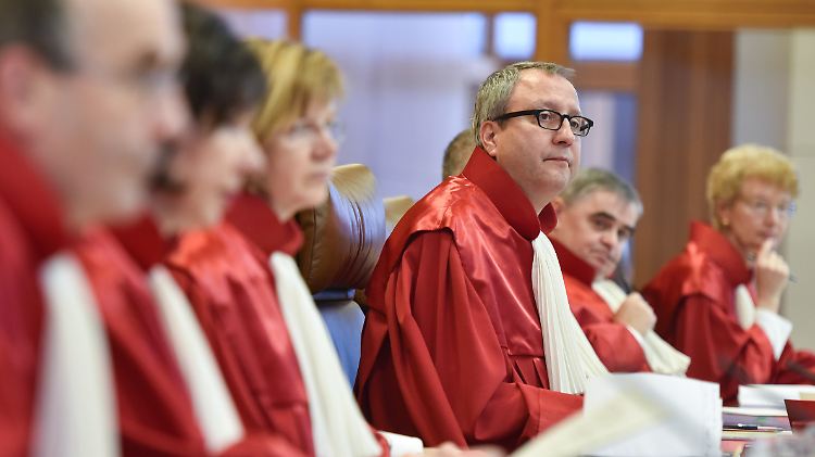 Andreas Voßkuhle (Vierter v.l.) und die anderen Verfassungsrichter haben die EZB-Krisenpolitik gebilligt.