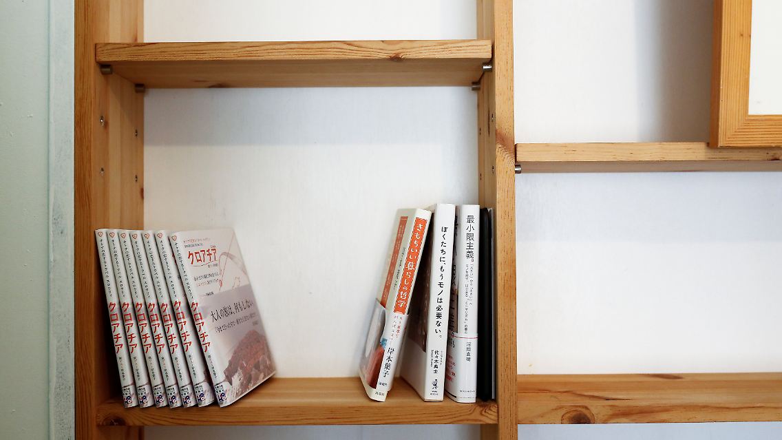 Früher hatte er eine beachtliche Sammlung von Büchern, CDs und DVDs.