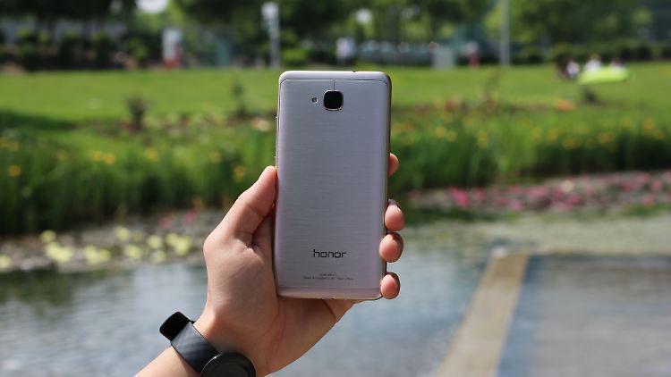 Das Honor 5c glänzt mit einem Aluminiumgehäuse und einem sehr günstigen Preis.