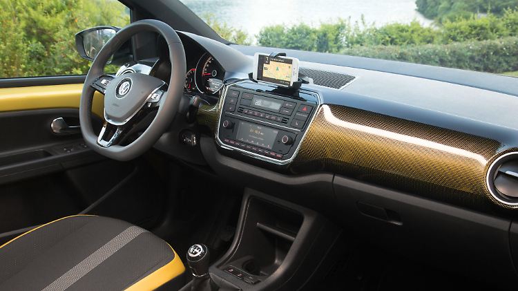 Der Innenraum des VW Up ist bunter und besser vernetzt.