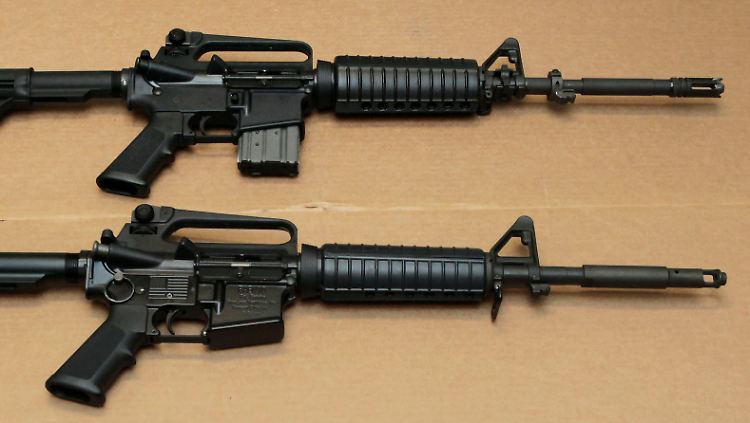 Das Bild zeigt verschiedene Versionen des AR-15.