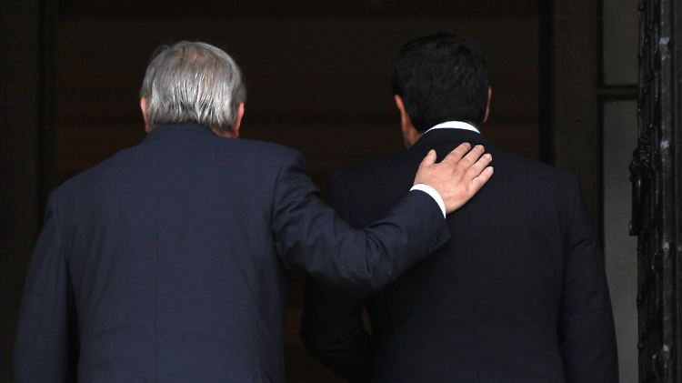 Eine "väterliche" Hand auf der Schulter: Jean-Claude Juncker und Alexis Tsipras in Athen.