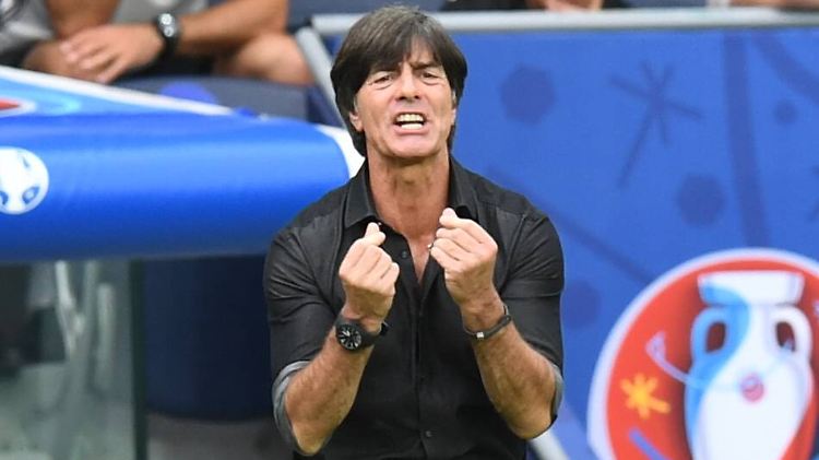 Auf dem Rasen zerfetzte das DFB-Team die nordirische Abwehrkette, auf der Trainerbank die Nerven von Bundestrainer Joachim Löw.