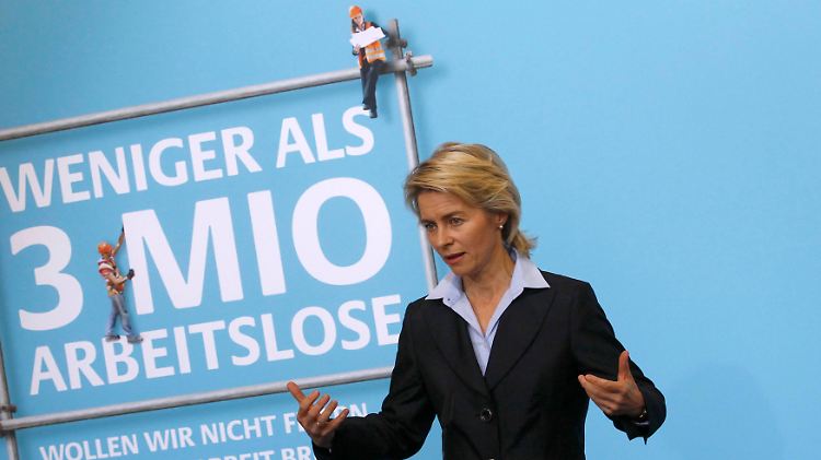 Großes Kino: Ursula von der Leyen verkündet die Zahl der Arbeitslosen.
