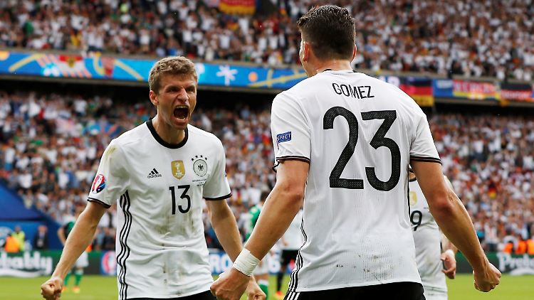 Schrei vor EM-Glück: Thomas Müller und Siegtorschütze Mario Gomez.
