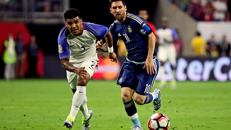 US-Spieler DeAndre Yedlin im Zweikampf mit Lionel Messi (re.).
