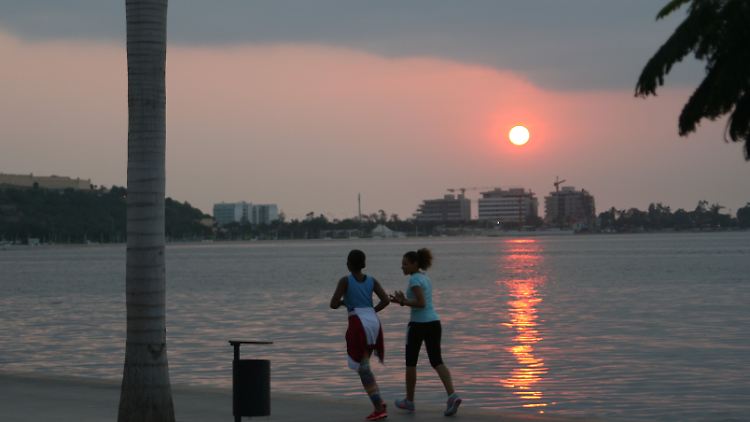 Jogger am Strand in Luanda. Yara Monteiro nimmt uns auch mit an den Strand und in die Clubs der angolanischen Hauptstadt.