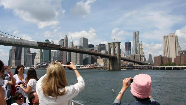 Die Brooklyn Bridge verbindet die New Yorker Stadtteile Manhattan und Brooklyn.