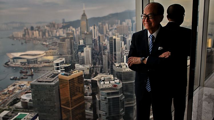 Herr über ein Drittel des gesamten Hongkonger Börsenwerts - und unter anderem auch 40 Prozent von Rossmann: Li Ka-shing. 