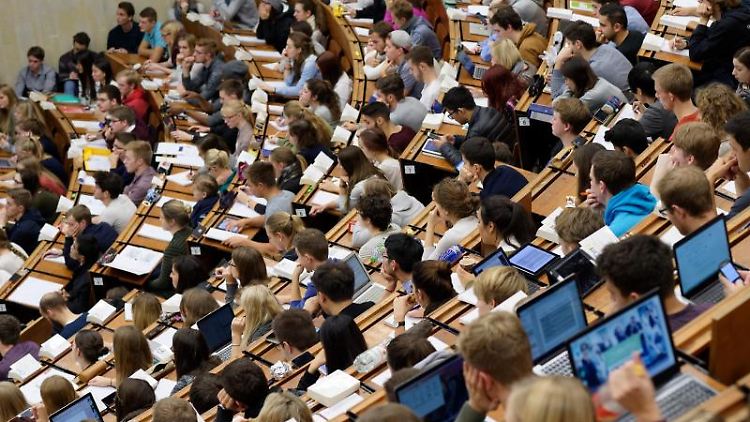 Wenn es mehr Kläger als Plätze gibt, wird entweder gelost oder es kommen wiederum der Notendurchschnitt oder Kriterien wie die Wartesemester zum Tragen.