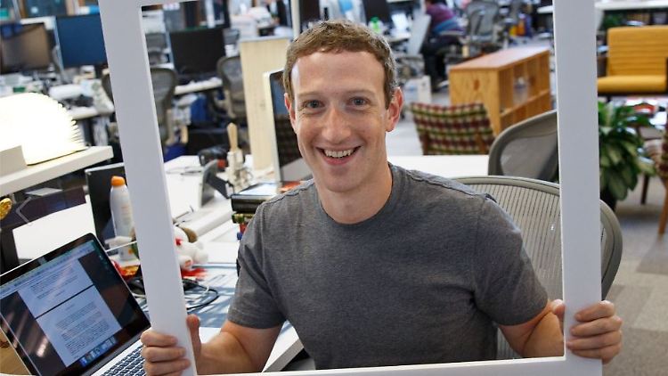 Ein heller Streifen verdeckt im Hintergrund die Kamera von Mark Zuckerbergs Macbook - aus Angst, heimlich überwacht zu werden?