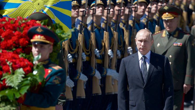 Nach seiner Rede im Kreml nahm Wladimir Putin an einer Zeremonie teil, bei der an die sowjetischen Opfer des Zweiten Weltkriegs erinnert wurde.