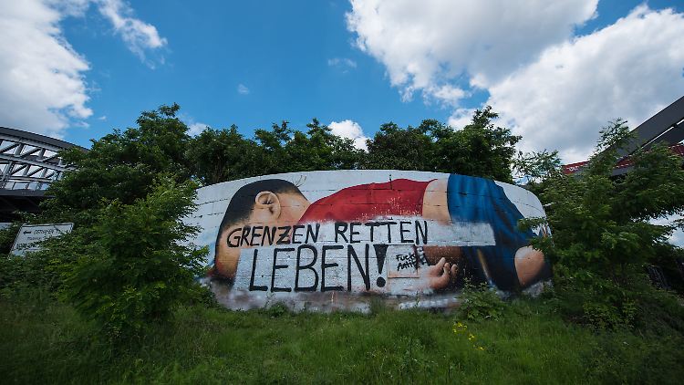 Ein Zeichen des Hasses: Das riesige Aylan-Graffito in Frankfurt soll vorerst nicht repariert werden.  