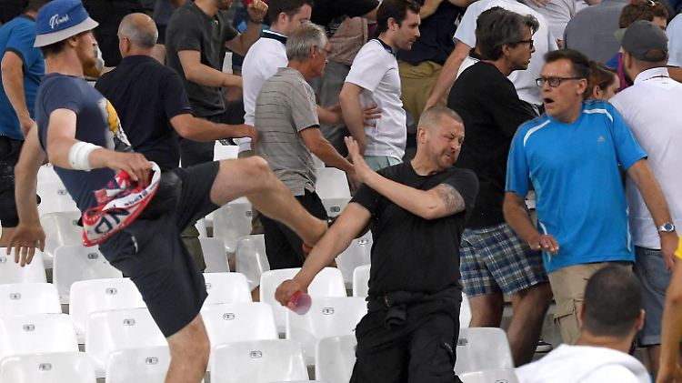 Unschöne Szenen spielten sich in Marseille zwischen englischen und russischen Fans ab.