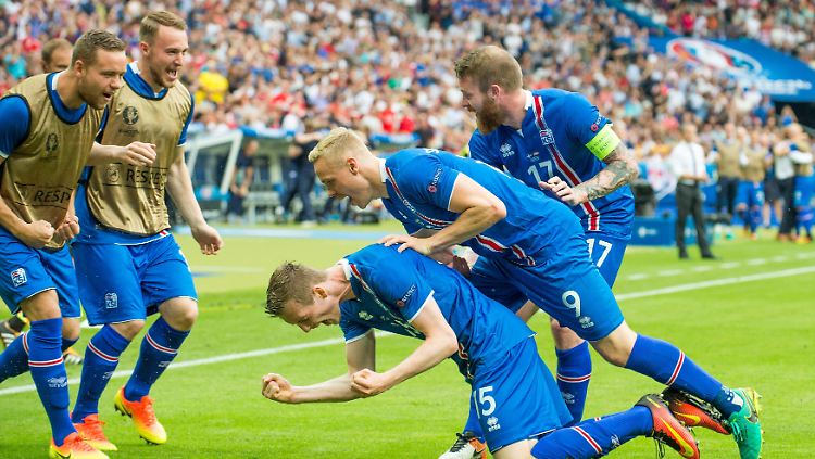 Als Neuling ins Achtelfinale - die Isländer verzaubern bei ihrer ersten EM ihre Fans.