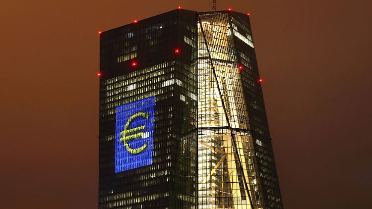 Schön beleuchtet: Die EZB-Zentrale in Frankfurt.