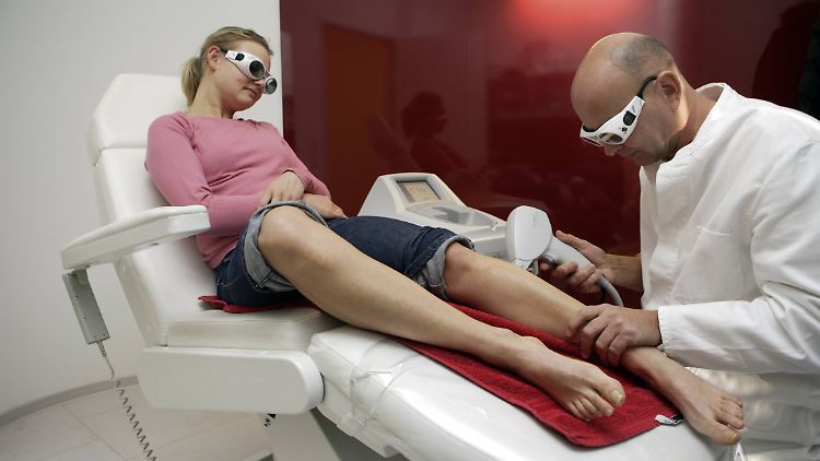 Haarentfernung mittels Laser in einer Hautarztpraxis.