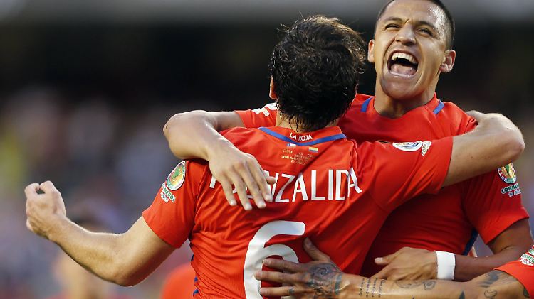 Jose Pedro Fuenzalida und Alexis Sanchez freuen sich über den Finaleinzug der Chilenen.