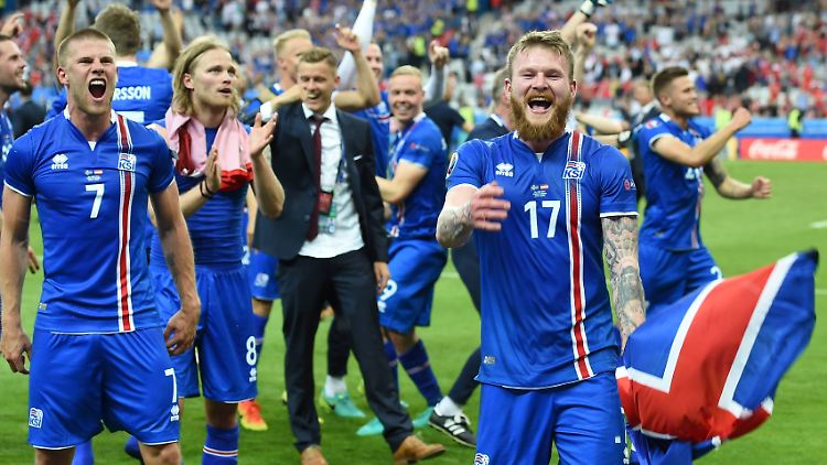 Völlig aus dem Häuschen: die isländischen Spieler nach dem Schlusspfiff.