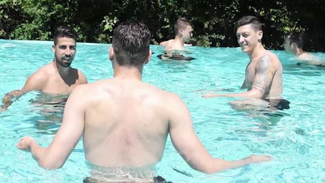 DFB-Team Pool.JPG