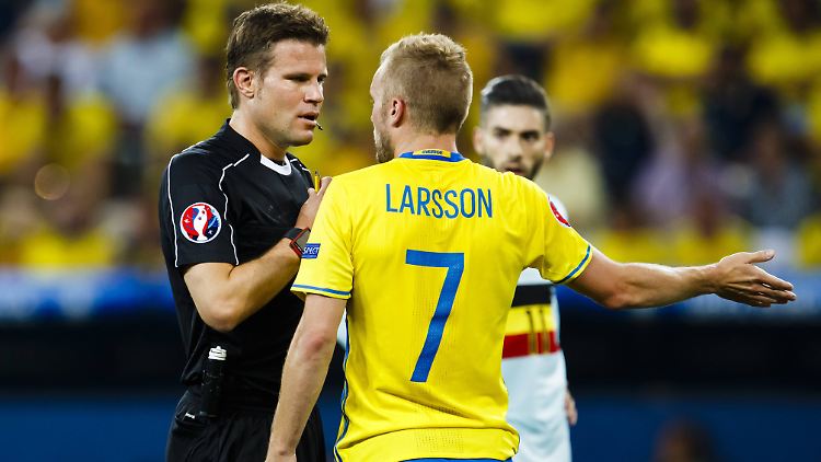Die schwedischen Fußballer haderten am Mittwochabend mit der Leistung von Felix Brych.