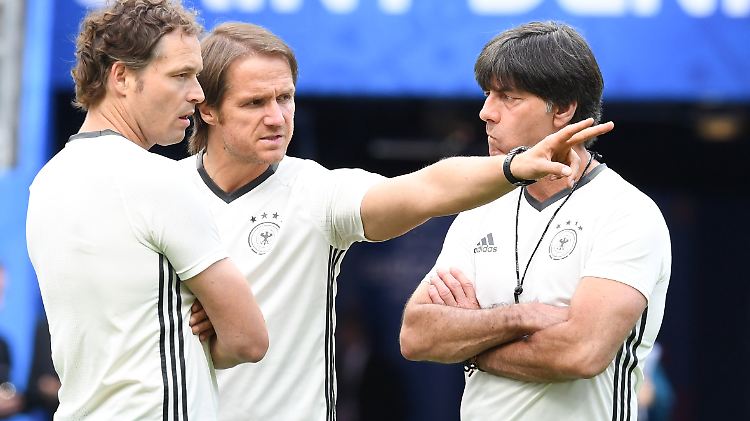 Die deutsche Übungsleiter-Fraktion: Bundestrainer Löw mit seinen Assistenten Sorg (l.) und Schneider.