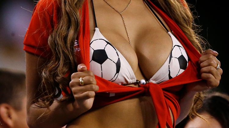 Zu viel Ablenkung? Viele EM-Trainer versuchen das während des Turniers zu vermeiden. Besuche der Spielerfrauen sind meist erlaubt, Übernachtungen eher nicht.