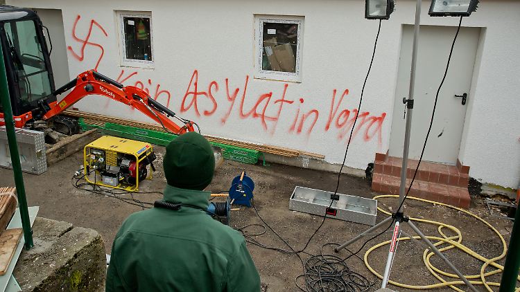 Absichtlicher Rechtschreibfehler? Der Schriftzug "Kein Asylat (Asylant) in Vorra" und Hakenkreuze an einem der betroffenen Gebäude in Vorra.