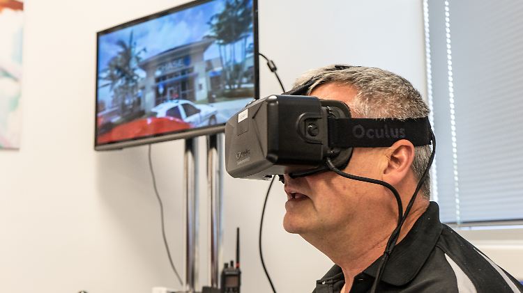 In der Leitstelle können Beamte am Geschehen vor Ort via VR-Brille teilnehmen und Einsätze koordinieren.