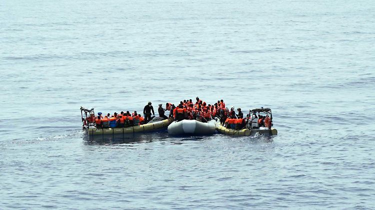 Bootsflüchtlinge, kurz vor ihrer Bergung durch die italienische Marine.