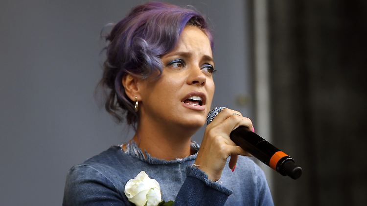 Lily Allen hatte sich bereits im Vorfeld der Abstimmung klar positioniert. Hier gedenkt sie der ermordeten Politikerin Jo Cox.