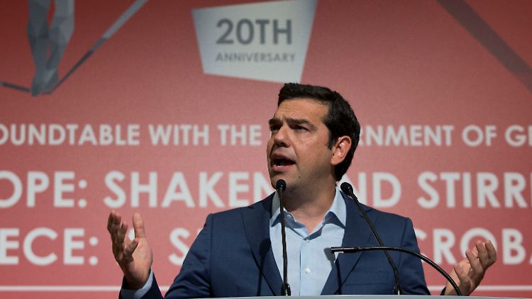 Tsipras spricht auf einer Wirtschaftskonferenz in Lagonisi unweit Athens.