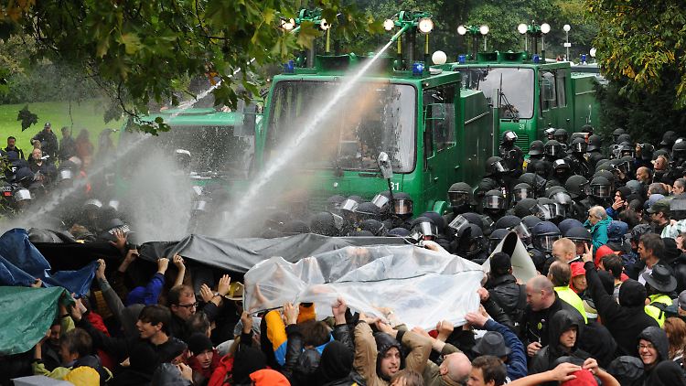 Der Polizeieinsatz im Stuttgarter Schlossgarten war wegen seiner Härte heftig kritisiert worden.