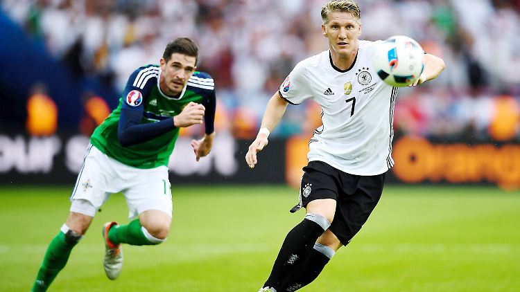 Der deutsche EM-Rekordspieler Bastian Schweinsteiger, hier im Duell mit Nordirlands Kyle Lafferty, hofft gegen die Slowakei auf seinen nächsten Einsatz.