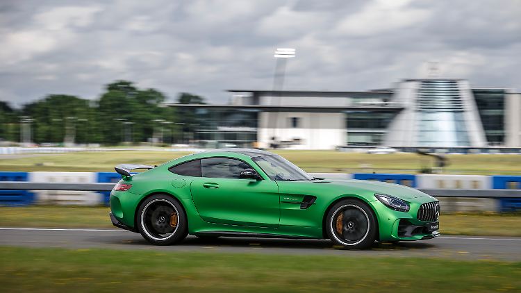Auf dem Rundkurs in Brooklands durfte der Mercedes-AMG GT R seine Potenz vor geladenem Publikum unter Beweis stellen.