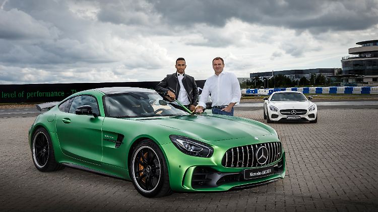 Formel-1-Weltmeister Lewis Hamilton (links) zeigte sich gegenüber AMG-Chef Tobias Moers begeistert vom GT R.