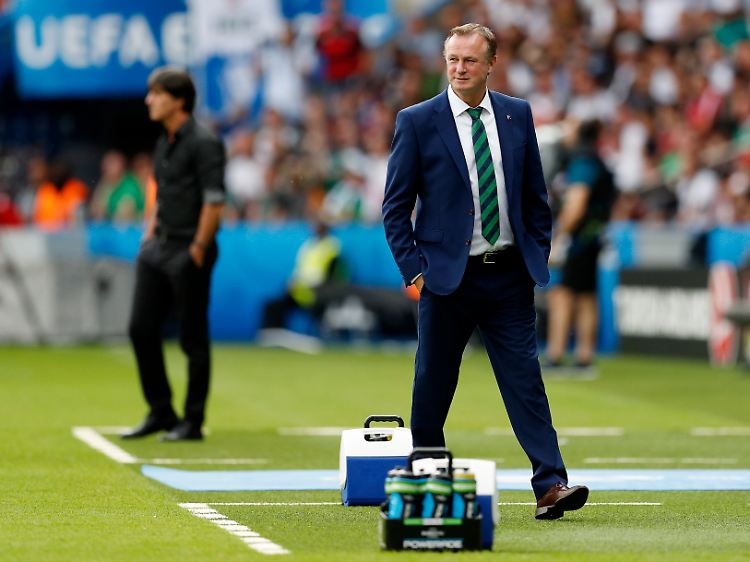 Nordirlands Trainer Michael O'Neill ärgert sich über die fehlende Möglichkeit der Briefwahl in seinem Team.