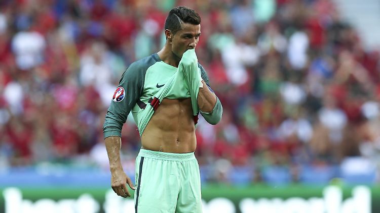 Ob er tatsächlich noch elf Versuche hat? Ronaldo nach einem seiner vielen geblockten Torschüsse