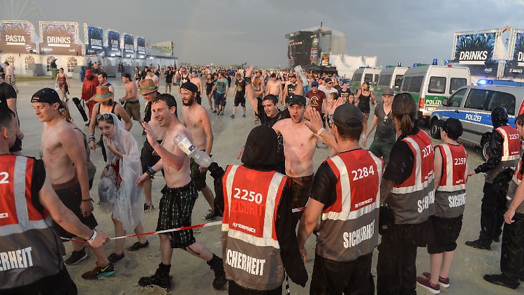 Sicherheitskräfte sperren das Festivalgelände aufgrund eines starken Unwetters ab. 